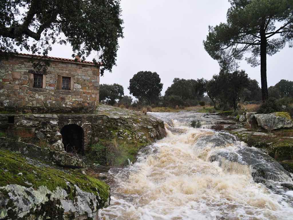 Paso del río en la Ruta del Molino de Samuel en la provincia de Salamanca